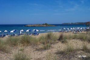 Beach nearby, sun loungers - Offer in May: only EUR 59 per day. Everything is blooming, bathing weather, but not too hot! (Kalathas / Chania)