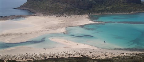 Una spiaggia nelle vicinanze, lettini da mare