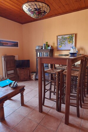 Interior - Offer in May: only EUR 59 per day. Everything is blooming, bathing weather, but not too hot! (Kalathas / Chania)