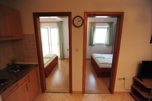2 habitaciones, tabla de planchar con plancha, wifi y ropa de cama 