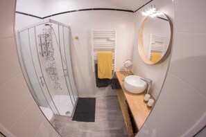 Douche, sĂšche-cheveux, serviettes fournies, savon