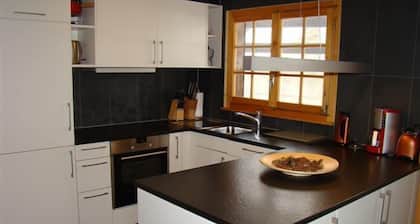 Komfortables Holzchalet in unverbauter Aussichtslage in den Bergen