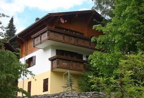Confortable chalet en bois à un emplacement panoramique non bâti, en montagne