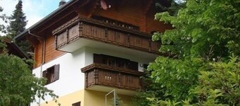 Un chalet de madera confortable en despejada ubicación vista en las montañas