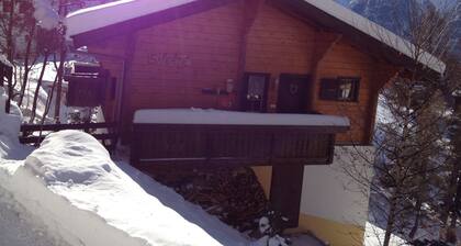 Komfortables Holzchalet in unverbauter Aussichtslage in den Bergen