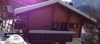 Un chalet de madera confortable en despejada ubicación vista en las montañas