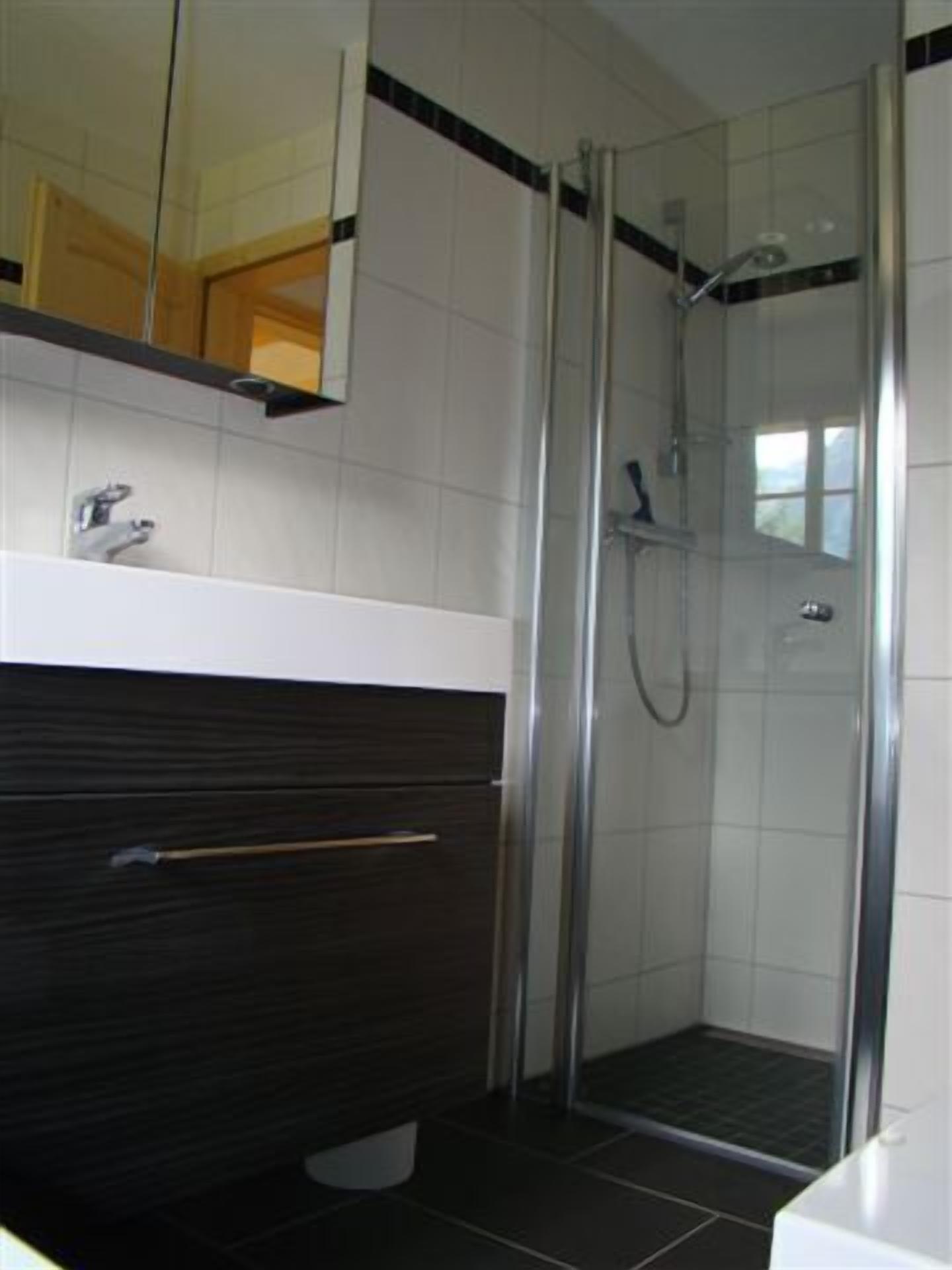 Badewanne, Haartrockner, Handtücher