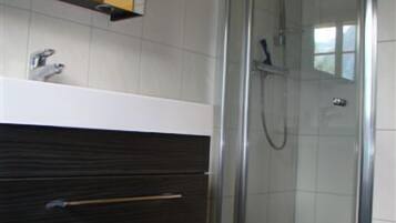 Badewanne, Haartrockner, Handtücher