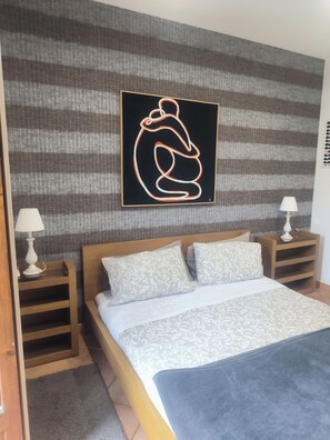 2 bedrooms, iron/ironing board, free WiFi, bed sheets