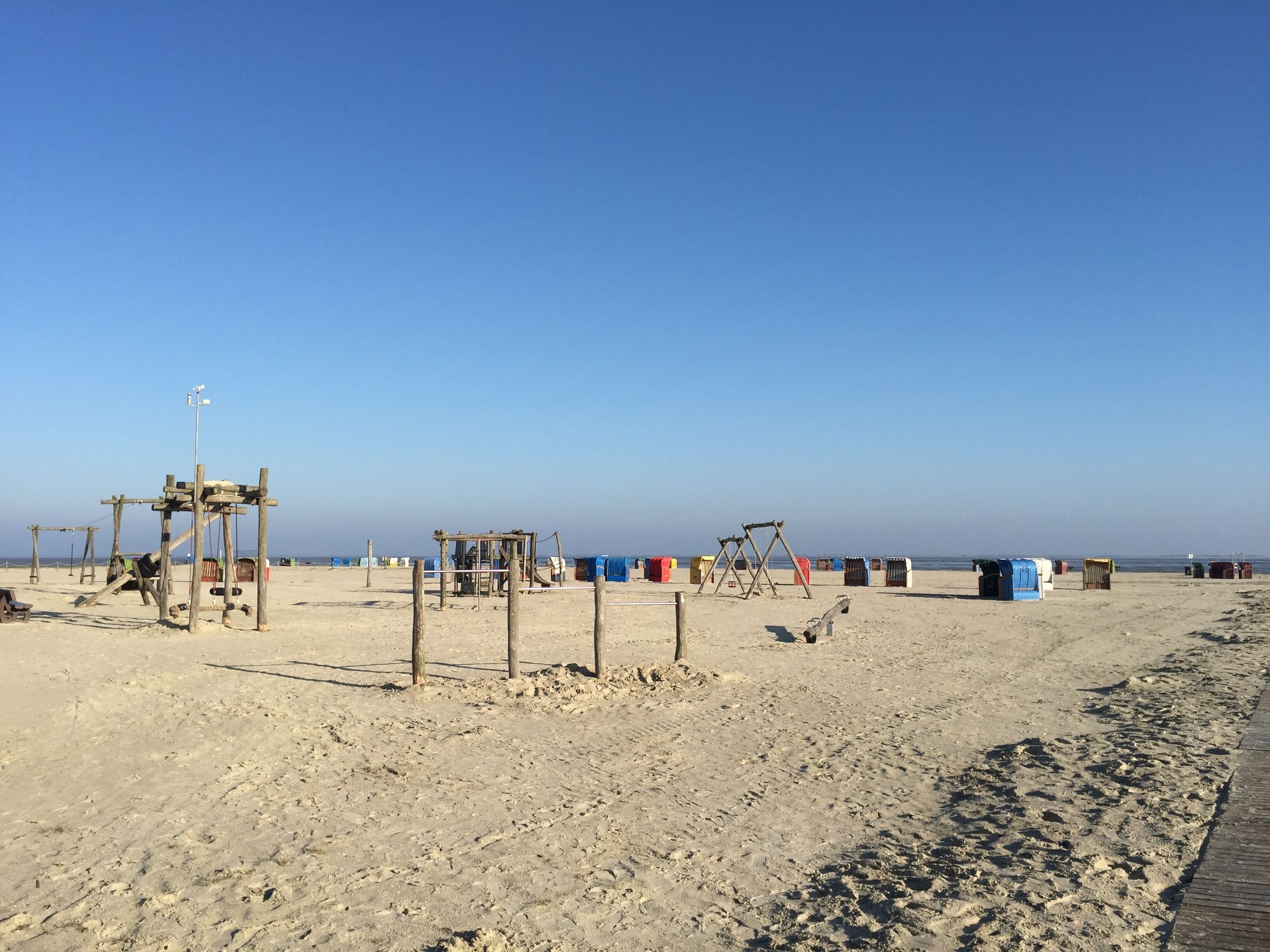 Nära stranden och solstolar