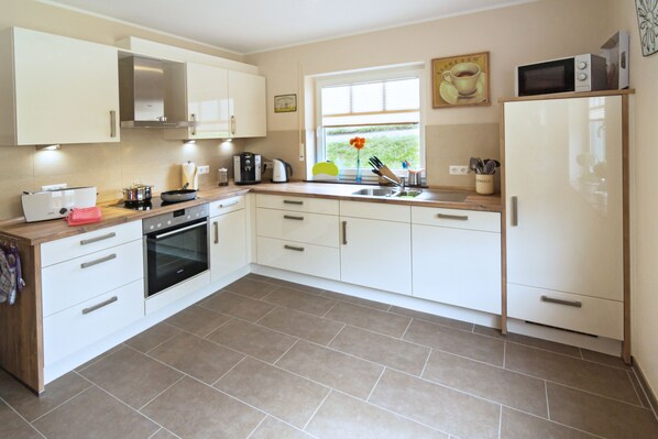 Fridge, microwave, stovetop, dishwasher