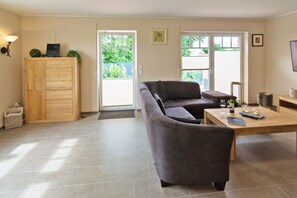 Smart-TV, Kamin, DVD-Player, Bücher