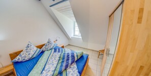 2 bedrooms, in-room safe, iron/ironing board, travel cot - 5 star apartment under thatch in a quiet location with a unique view (Pellworm)