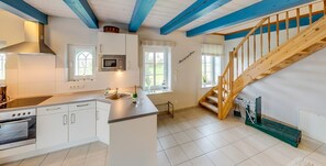 Fridge, microwave, oven, stovetop - 5 star apartment under thatch in a quiet location with a unique view (Pellworm)