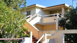 Un immeuble résidentiel doté d’un escalier en béton menant à un balcon.