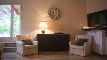 LCD-Fernseher, Kamin, Tischtennisplatte