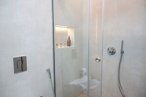 Douche, sèche-cheveux, serviettes fournies, shampoing