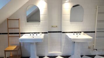 Combined shower/tub, free toiletries, hair dryer