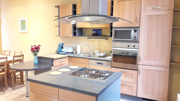 Réfrigérateur, four, plaque de cuisson, lave-vaisselle