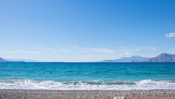 A clear view of a beach with a rocky shoreline and calm sea. - Studio on the sunset beach (Attiki)