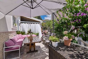 Outdoor dining - Apartment in Trogir with Seaview, Balcony, Air condition, WIFI (3459-1) (Trogir)