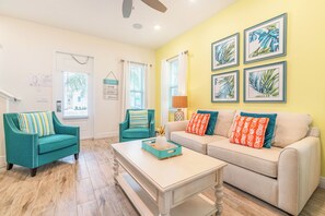 Living area - Island Time Cottage with Hot Tub Near Disney with Margaritaville Resort &. (Kissimmee)