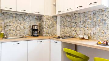 Fridge, microwave, stovetop, coffee/tea maker