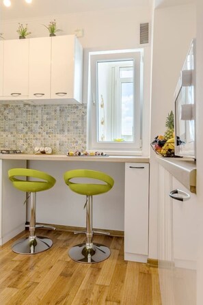 Fridge, microwave, stovetop, coffee/tea maker