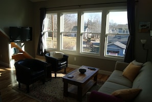 Smart-TV, Kamin, Bücher