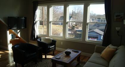 Aurinkoinen, aivan uusi vierastalo, 11 jalkakatto, kävelykelpoinen Ashevillen keskustaan