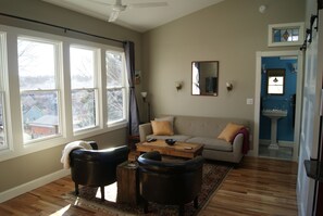 Smart-TV, Kamin, Bücher