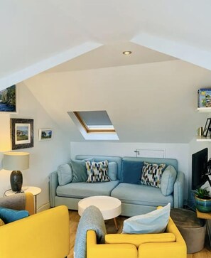 TV - The Loft: Amazing views, parking & fantastic location! (Kingswear)