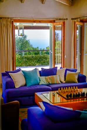 Smart-TV, Kamin, Bücher