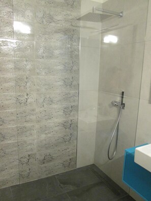 Doccia, asciugacapelli, bidet, asciugamani