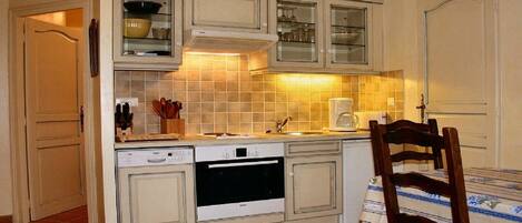 Fridge, oven, dishwasher, coffee/tea maker