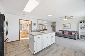 TV, lettore DVD, tavolo da calcetto, tavolo da ping pong