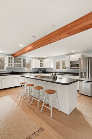 Een koelkast, een magnetron, een oven, een kookplaat