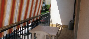 200 m from the beach large studio (single room) with 4 beds