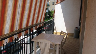 200 m from the beach large studio (single room) with 4 beds