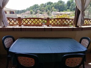Outdoor dining - Treasure sunny, lovely apartment with terrace a few steps from the sea and Rome (Aranova)