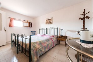 1 Schlafzimmer, Reisekinderbett