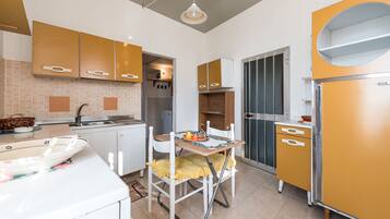 Frigorifero, forno, piano cottura, macchina per tè/caffè