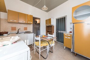 Kühlschrank, Ofen, Herdplatte, Wasserkocher mit Kaffee-/Teezubehör