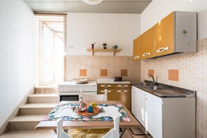 Refrigerador, horno, parrilla de estufa y cafetera y tetera