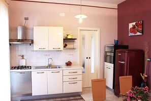 Réfrigérateur, un four, surface de cuisson, lave-vaisselle