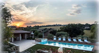 AGRITURISMO IL MELOGRANO: Matthew Wohnung mit Pool und schönem Garten