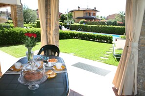 Outdoor dining - Three-room Ground Floor Apartment (Moniga del Garda)