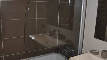 Bathtub, hair dryer, towels