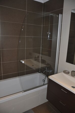 Bathtub, hair dryer, towels