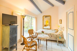 4 bedrooms, iron/ironing board, travel cot, free WiFi